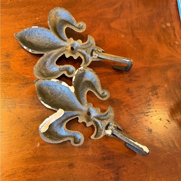 Pair of cast iron Fleur-de-lis wall hooks - Picture 5 of 5
